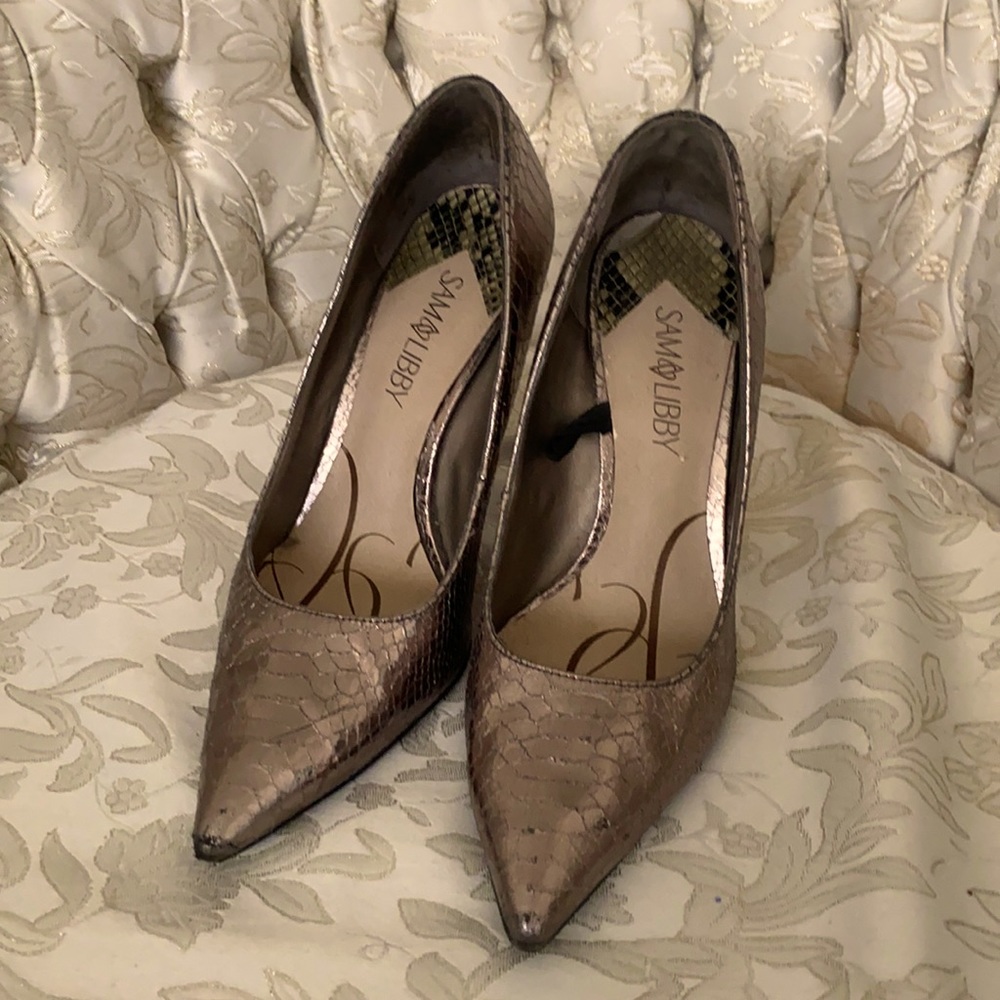 Ladies heeled shoes